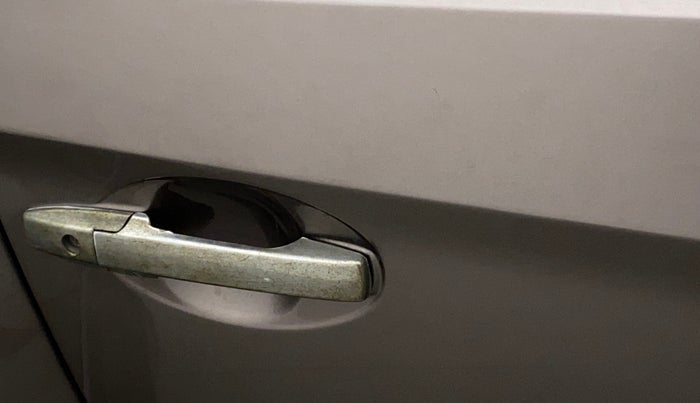 2013 Honda Amaze 1.5L I-DTEC S, Diesel, Manual, 1,06,554 km, Driver-side door - Chrome on handle has slight discoularation