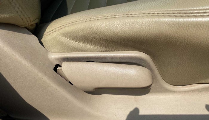 2016 Maruti Ertiga VXI ABS, Petrol, Manual, 86,733 km, Driver Side Adjustment Panel