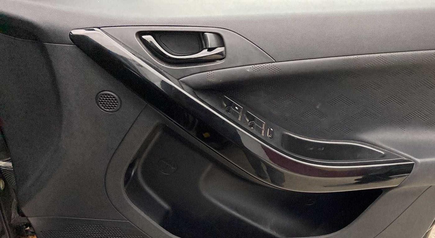 2022 Tata NEXON XZ PLUS (O) PETROL DARK EDITION, CNG, Manual, 28,067 km, Driver Side Door Panels Control