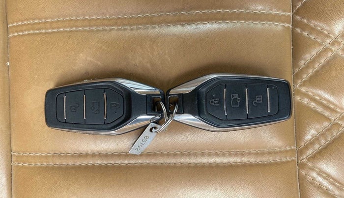 2020 Mahindra XUV500 W11 AT, Diesel, Automatic, 59,594 km, Key Close Up