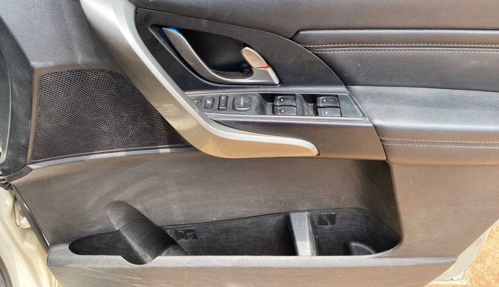 2020 Mahindra XUV500 W11 AT, Diesel, Automatic, 59,594 km, Driver Side Door Panels Control
