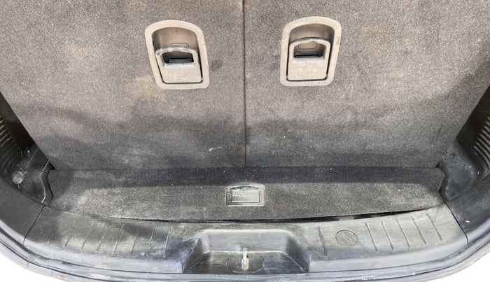 2020 Mahindra XUV500 W11 AT, Diesel, Automatic, 59,594 km, Boot Inside