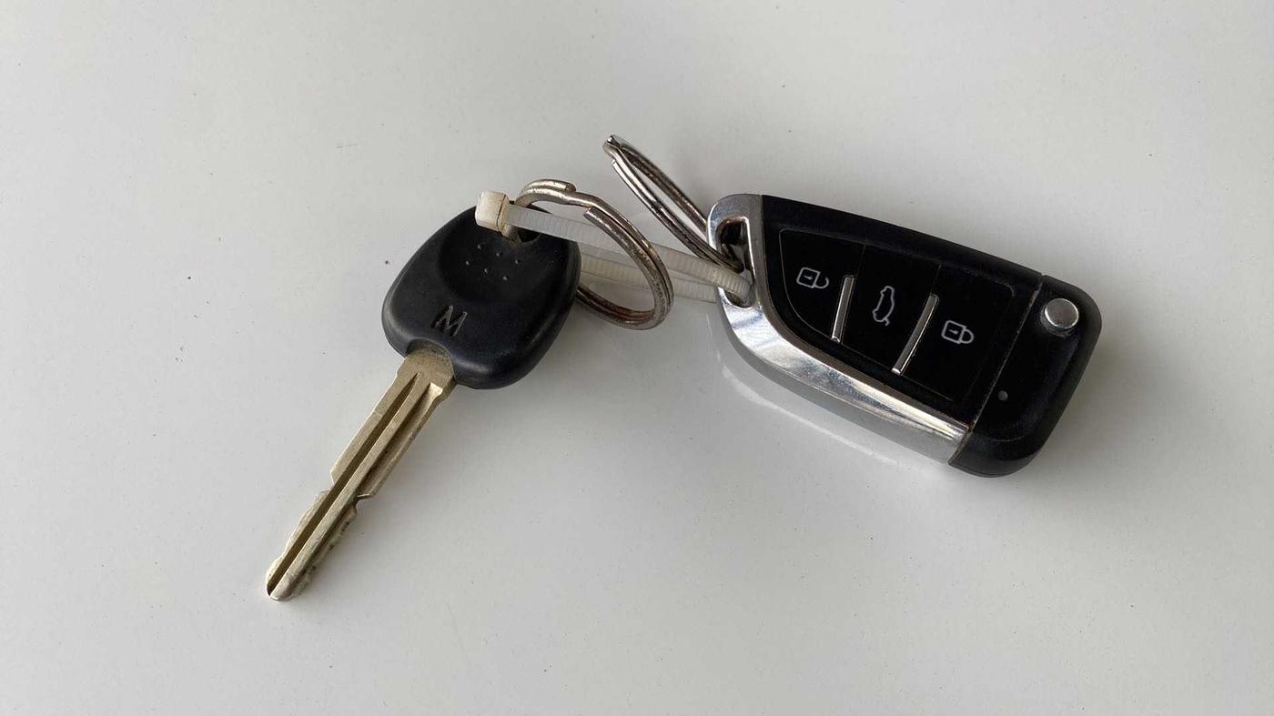 2016 Hyundai Eon ERA +, CNG, Manual, 94,687 km, Key Close Up