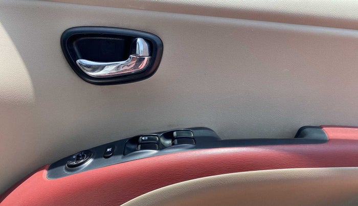 2013 Hyundai i10 MAGNA 1.2, Petrol, Manual, 60,560 km, Driver Side Door Panels Control