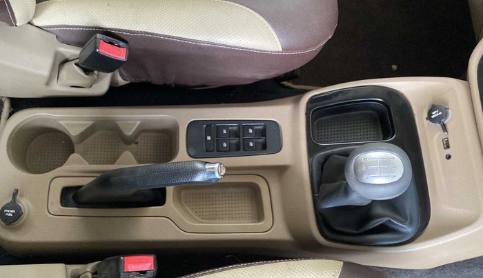 2016 Mahindra TUV300 T8, Diesel, Manual, 64,820 km, Gear Lever