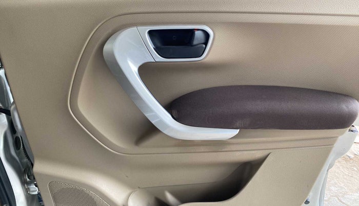 2016 Mahindra TUV300 T8, Diesel, Manual, 64,820 km, Driver Side Door Panels Control