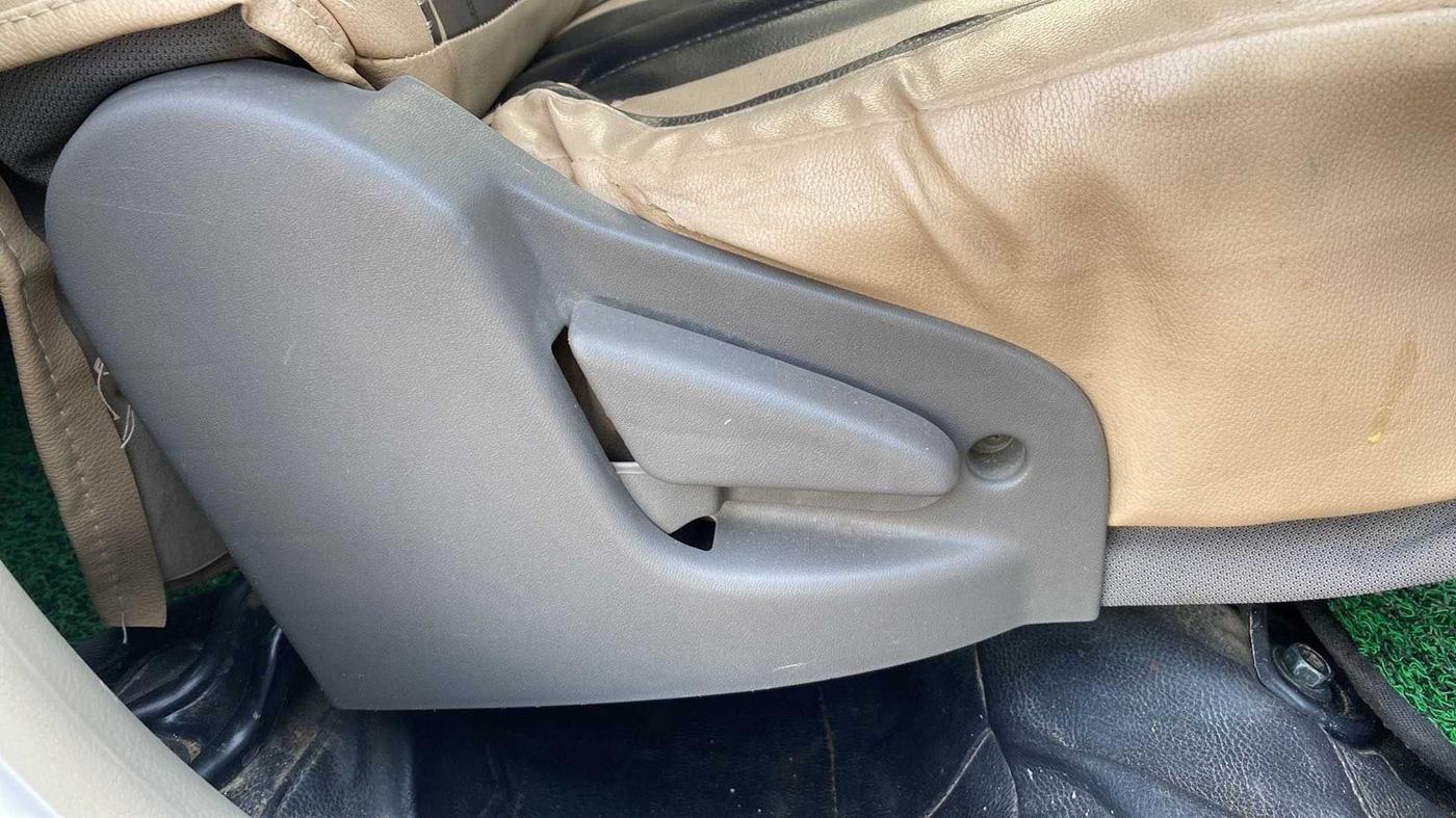 2018 Datsun Go T, Petrol, Manual, 75,377 km, Driver Side Adjustment Panel