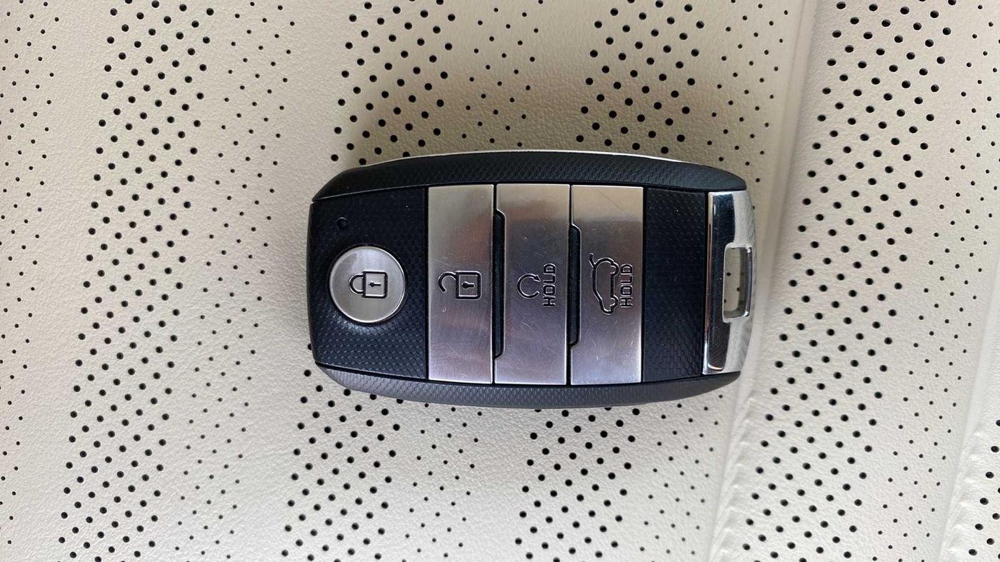 2022 KIA CARENS LUXURY PLUS 1.4 PETROL DCT 6 STR, Petrol, Automatic, 11,956 km, Key Close Up