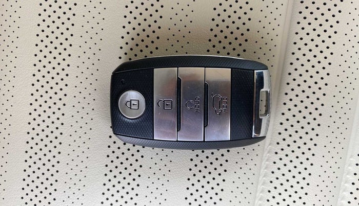2022 KIA CARENS LUXURY PLUS 1.4 PETROL DCT 6 STR, Petrol, Automatic, 11,956 km, Key Close Up