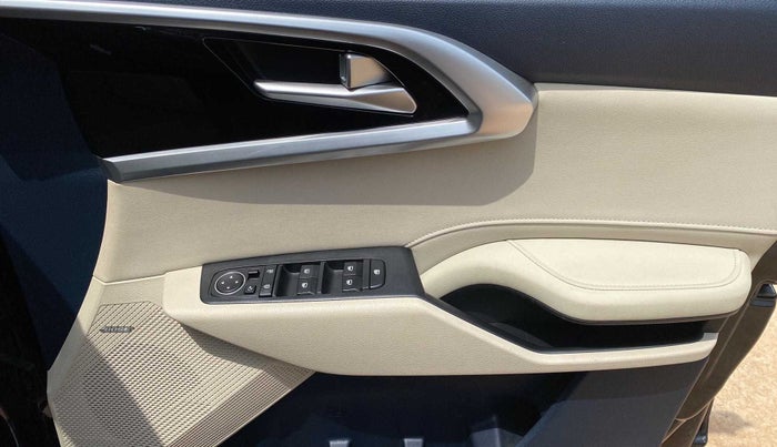 2022 KIA CARENS LUXURY PLUS 1.4 PETROL DCT 6 STR, Petrol, Automatic, 11,956 km, Driver Side Door Panels Control