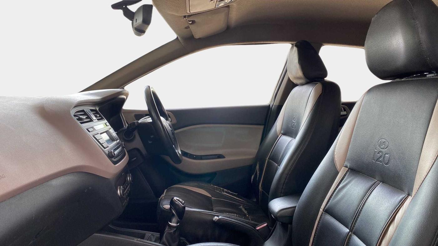 2016 Hyundai Elite i20 SPORTZ 1.4 CRDI, Diesel, Manual, 1,15,613 km, Right Side Front Door Cabin