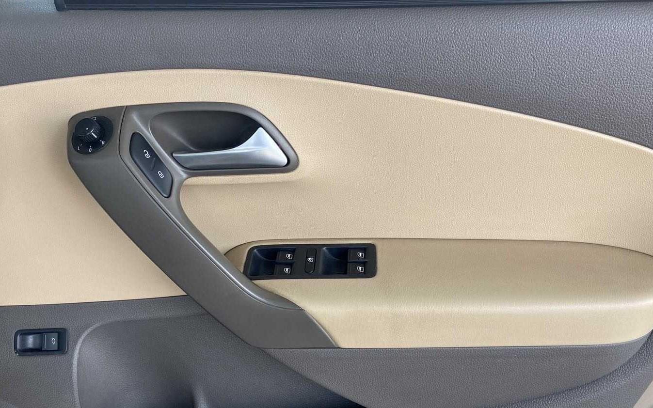 2017 Volkswagen Vento HIGHLINE PETROL AT, Petrol, Automatic, 68,999 km, Driver Side Door Panels Control