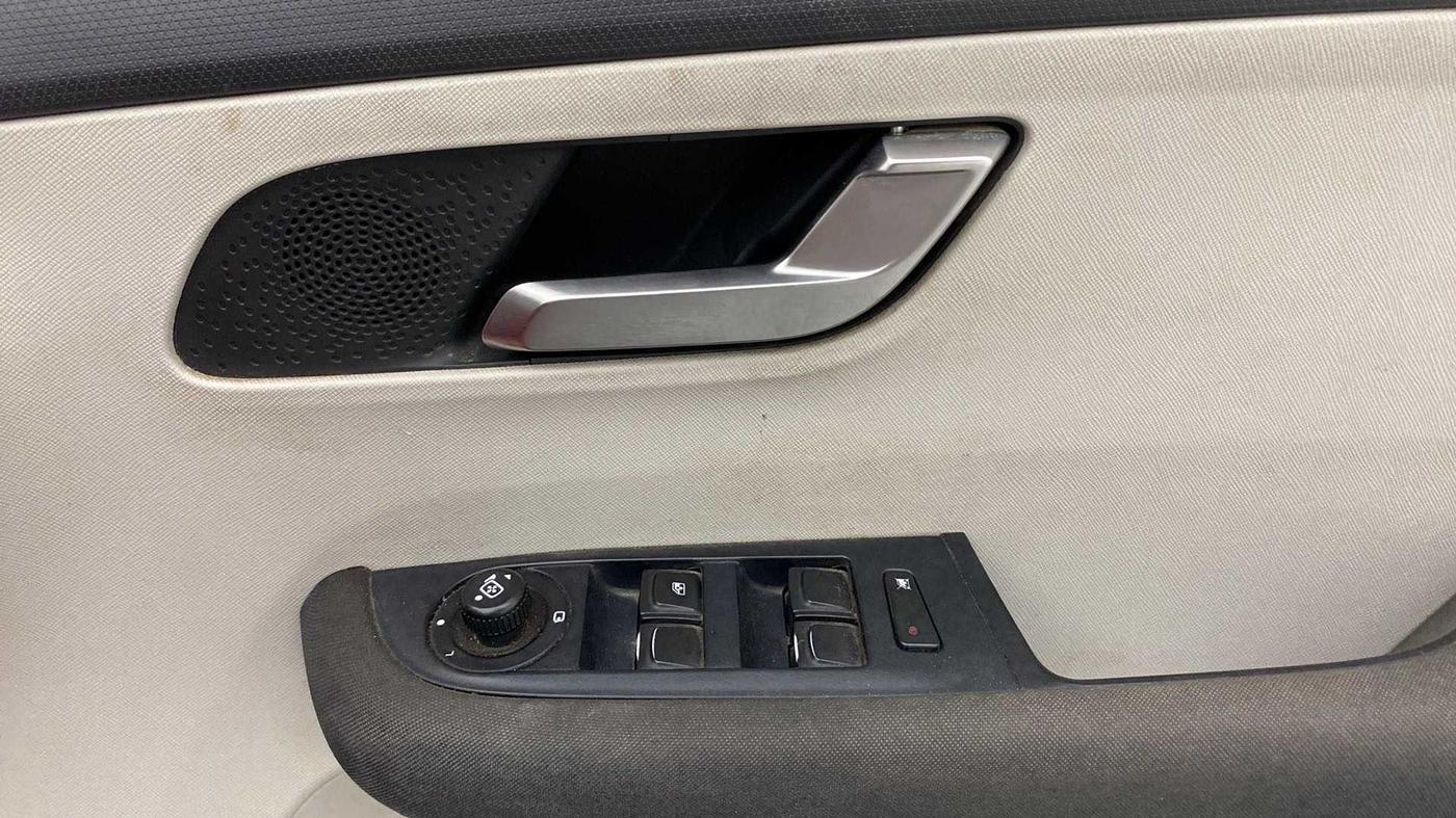 2021 Tata ALTROZ XZ PETROL, CNG, Manual, 53,218 km, Driver Side Door Panels Control