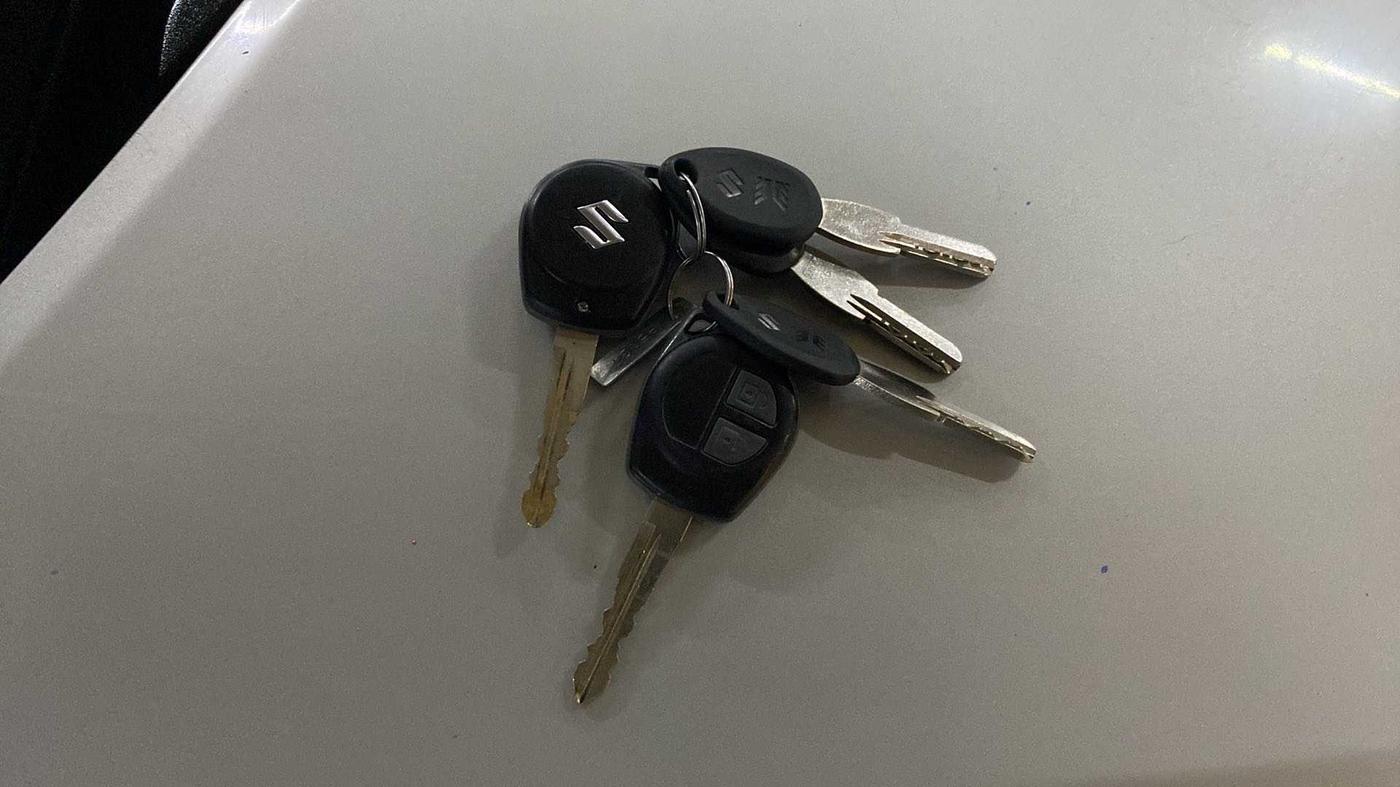 2013 Maruti Swift VXI, Petrol, Manual, 49,806 km, Key Close Up