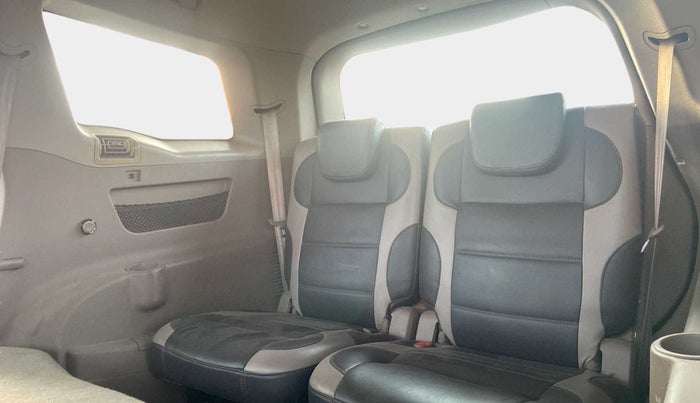 2014 Mahindra XUV500 W6, Diesel, Manual, 1,14,184 km, Third Seat Row ( optional )