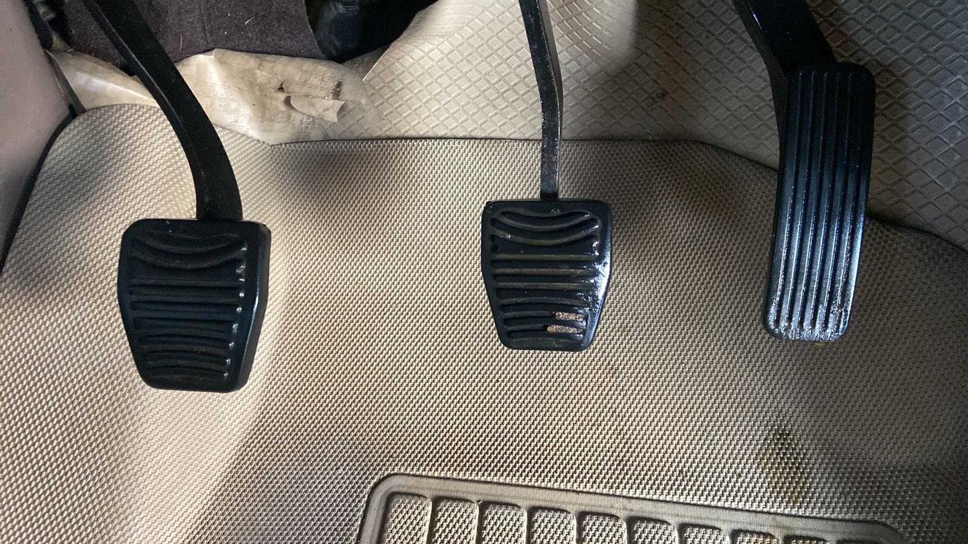 2014 Mahindra XUV500 W6, Diesel, Manual, 1,14,184 km, Pedals