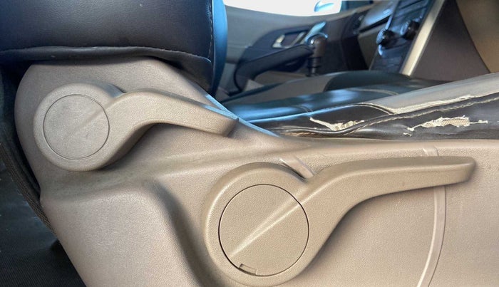 2014 Mahindra XUV500 W6, Diesel, Manual, 1,14,184 km, Driver Side Adjustment Panel