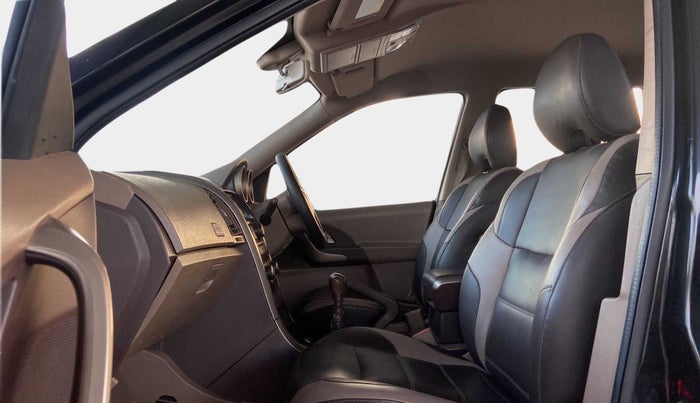 2014 Mahindra XUV500 W6, Diesel, Manual, 1,14,184 km, Right Side Front Door Cabin