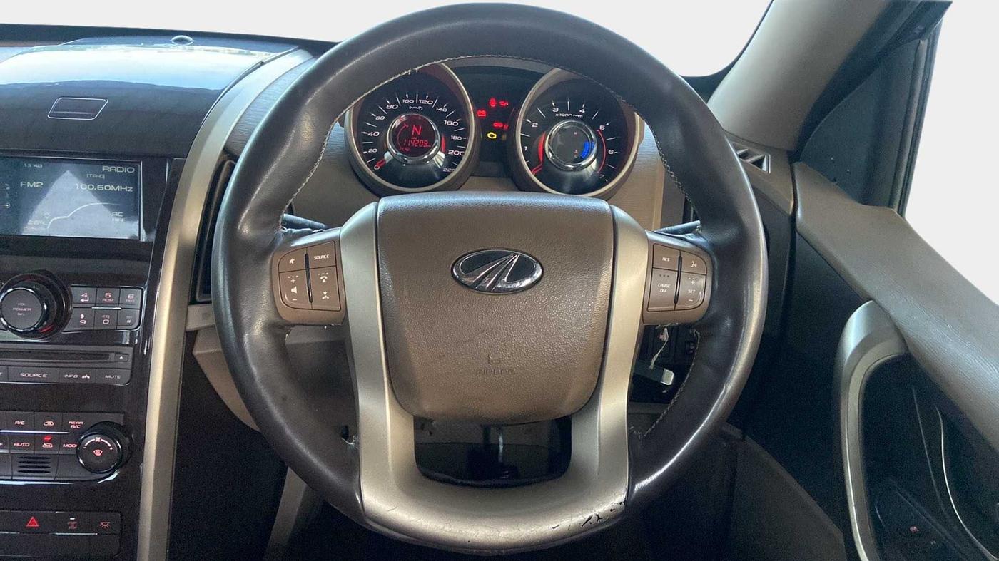 2014 Mahindra XUV500 W6, Diesel, Manual, 1,14,184 km, Steering Wheel Close Up