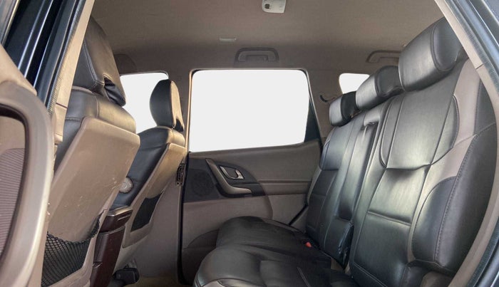 2014 Mahindra XUV500 W6, Diesel, Manual, 1,14,184 km, Right Side Rear Door Cabin