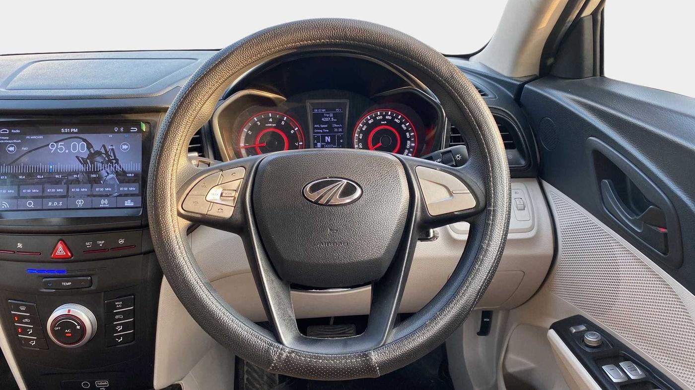 2022 Mahindra XUV300 W6 1.2 PETROL AMT, Petrol, Automatic, 14,205 km, Steering Wheel Close Up