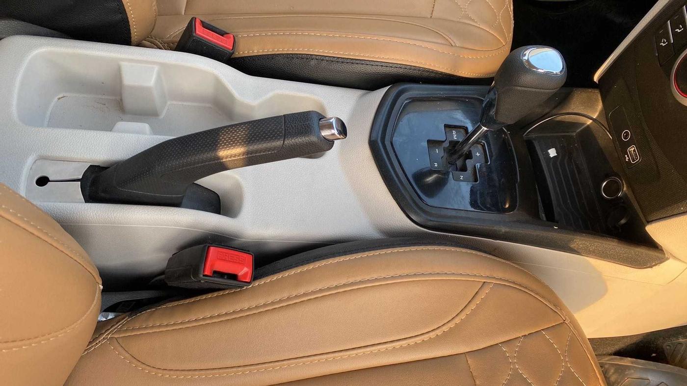 2022 Mahindra XUV300 W6 1.2 PETROL AMT, Petrol, Automatic, 14,205 km, Gear Lever
