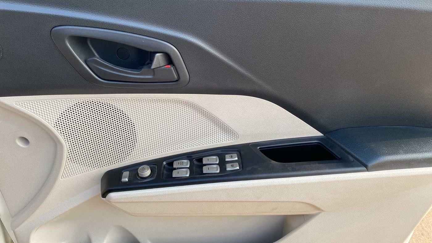 2022 Mahindra XUV300 W6 1.2 PETROL AMT, Petrol, Automatic, 14,205 km, Driver Side Door Panels Control