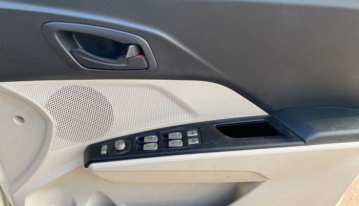2022 Mahindra XUV300 W6 1.2 PETROL AMT, Petrol, Automatic, 14,205 km, Driver Side Door Panels Control