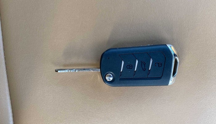 2022 Mahindra XUV300 W6 1.2 PETROL AMT, Petrol, Automatic, 14,205 km, Key Close Up