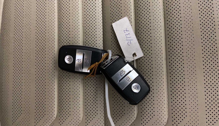2022 KIA CARENS LUXURY PLUS 1.4 PETROL 6 STR, Petrol, Manual, 24,378 km, Key Close Up