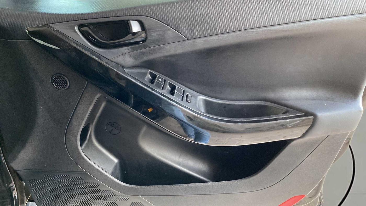 2022 Tata NEXON XZ PLUS (HS) DIESEL DARK EDITION, Diesel, Manual, 35,285 km, Driver Side Door Panels Control