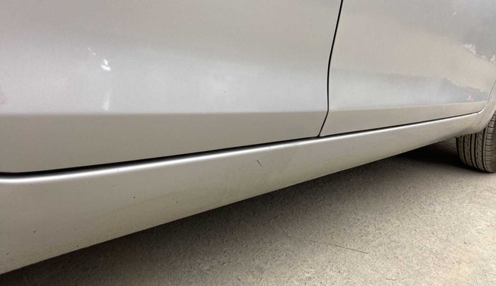 2013 Maruti Swift LXI, Petrol, Manual, 61,671 km, Right running board - Minor scratches