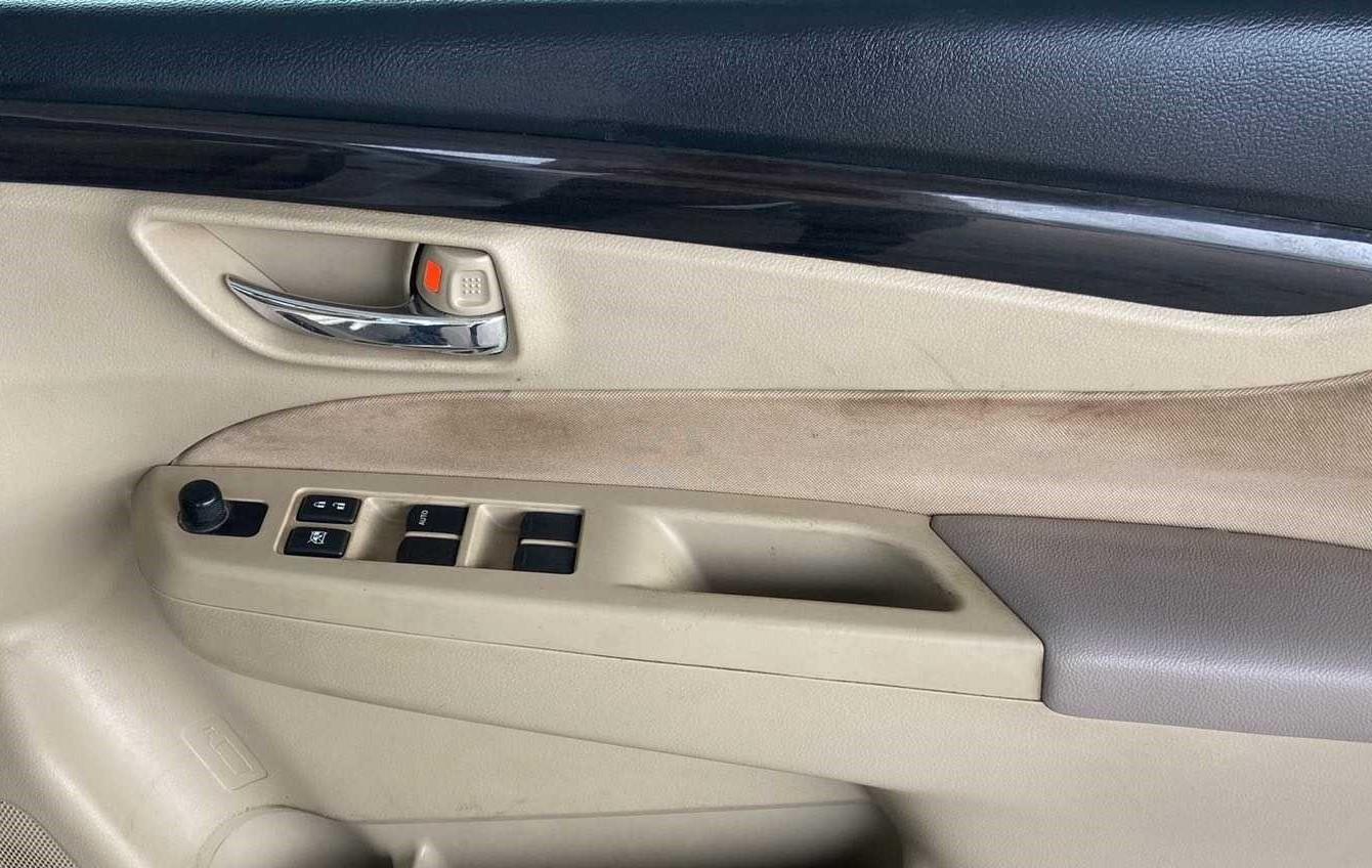 2017 Maruti Ciaz VDI+ SHVS, Diesel, Manual, 1,06,775 km, Driver Side Door Panels Control