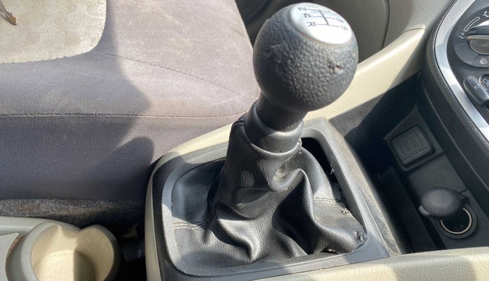 2016 Maruti Celerio ZXI, Petrol, Manual, 58,828 km, Gear lever - Boot cover slightly torn