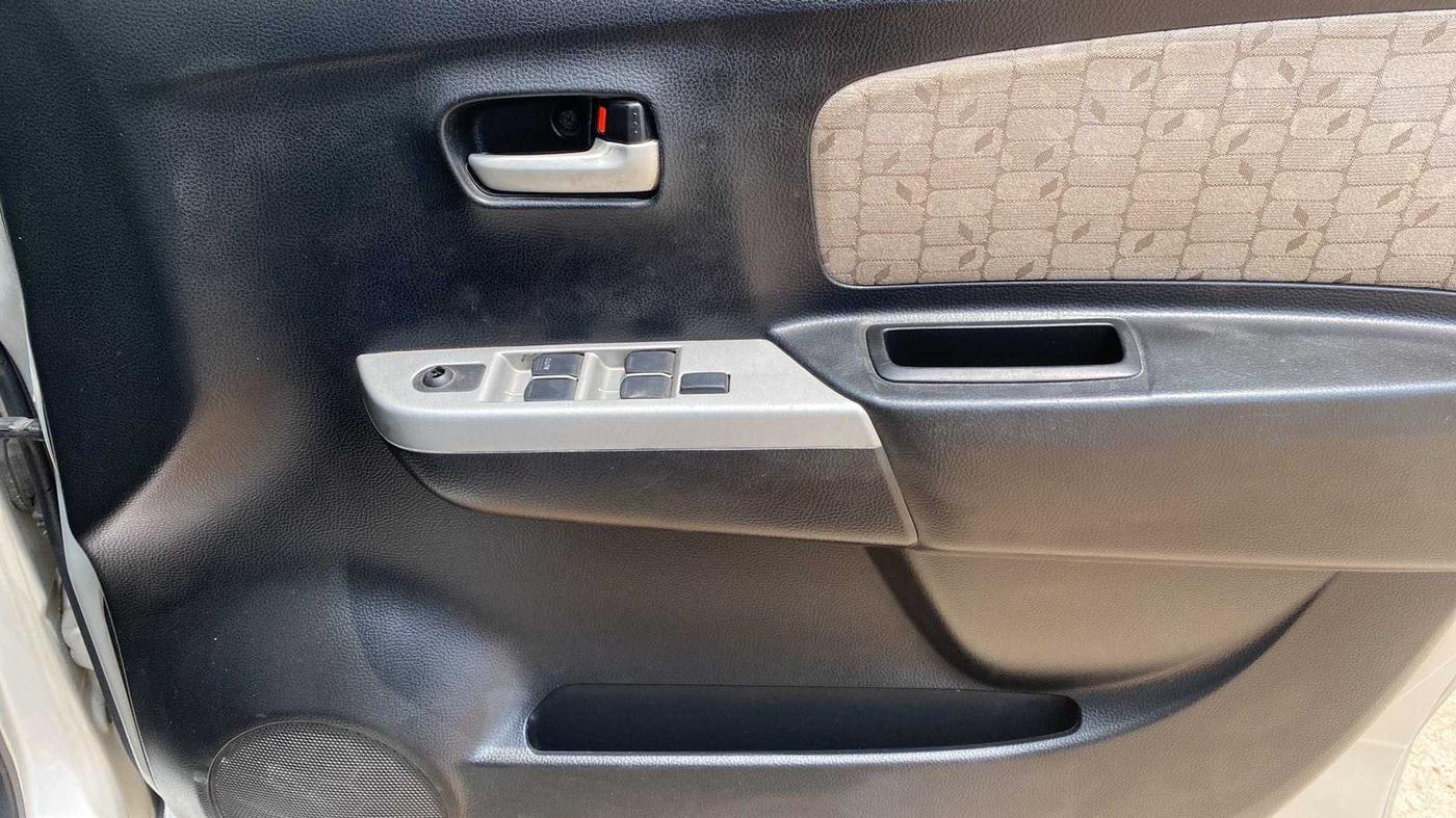 2013 Maruti Wagon R 1.0 VXI, Petrol, Manual, 76,286 km, Driver Side Door Panels Control