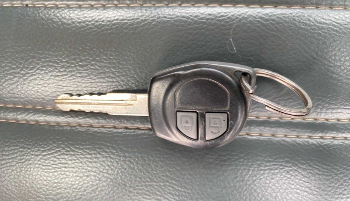 2013 Maruti Wagon R 1.0 VXI, Petrol, Manual, 76,286 km, Lock system - Remote key minor damage