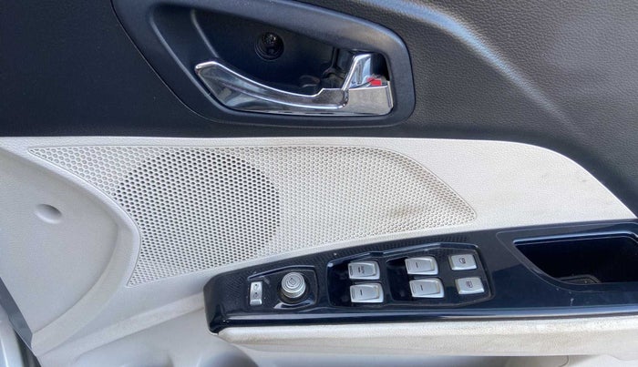 2019 Mahindra XUV300 W8 (O) 1.2 PETROL, Petrol, Manual, 50,268 km, Driver Side Door Panels Control