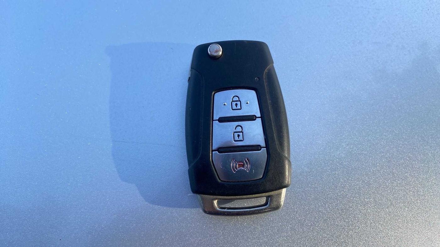 2019 Mahindra XUV300 W8 (O) 1.2 PETROL, Petrol, Manual, 50,268 km, Key Close Up