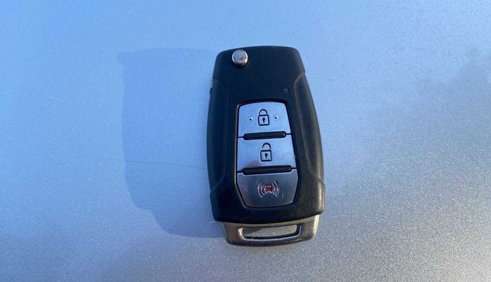 2019 Mahindra XUV300 W8 (O) 1.2 PETROL, Petrol, Manual, 50,268 km, Key Close Up