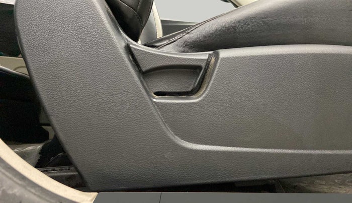 2019 Mahindra XUV300 W6 1.5 DIESEL, Diesel, Manual, 28,660 km, Driver Side Adjustment Panel