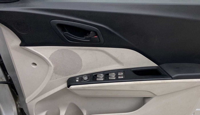 2019 Mahindra XUV300 W6 1.5 DIESEL, Diesel, Manual, 28,660 km, Driver Side Door Panels Control