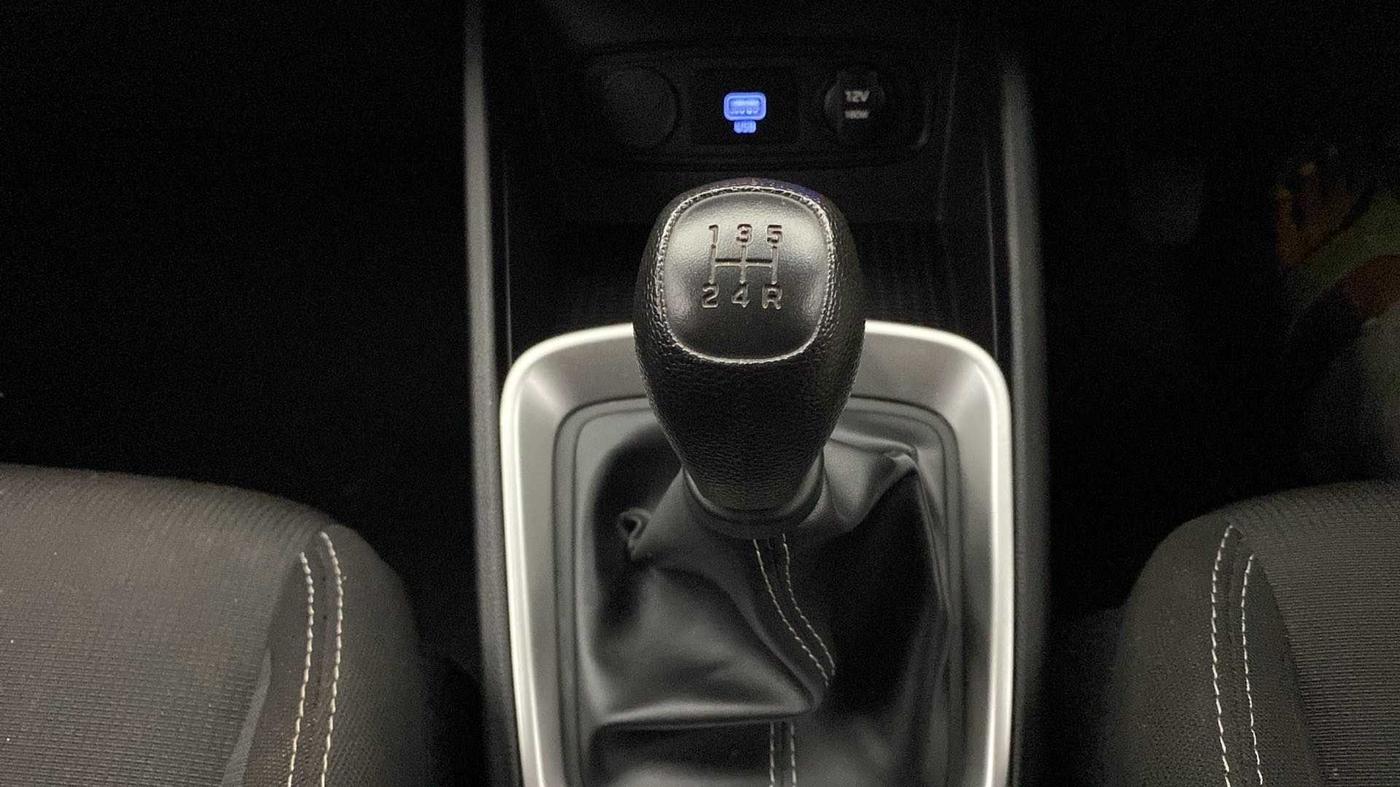 2021 Hyundai VENUE S 1.2, Petrol, Manual, 18,301 km, Gear Lever