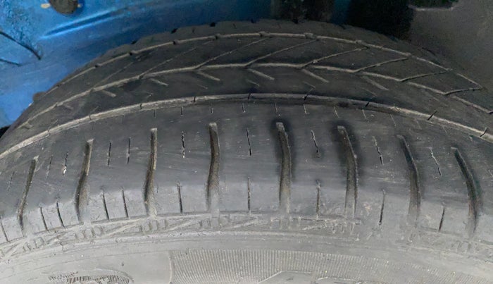 2011 Toyota Etios Liva G, Petrol, Manual, 52,343 km, Left Rear Tyre Tread