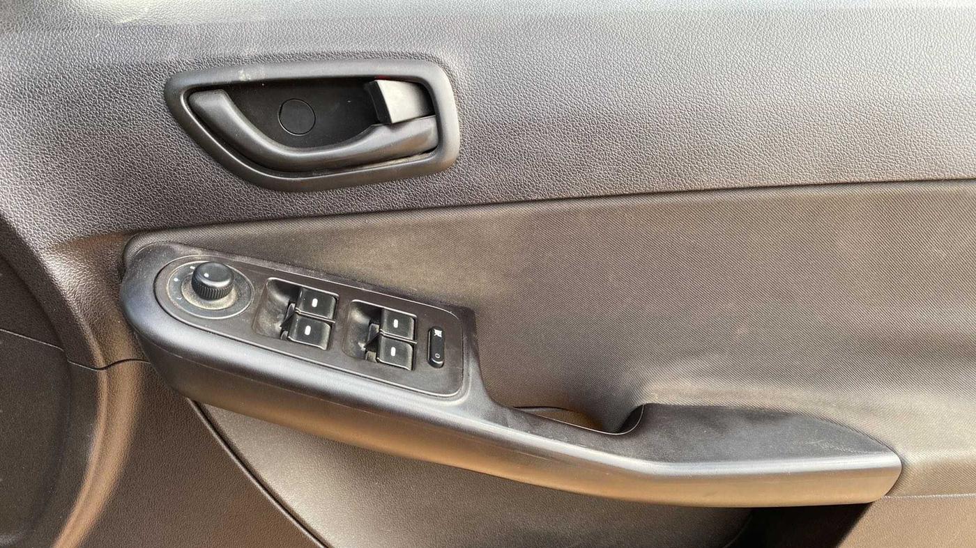 2016 Tata Zest XMS PETROL, Petrol, Manual, 80,104 km, Driver Side Door Panels Control
