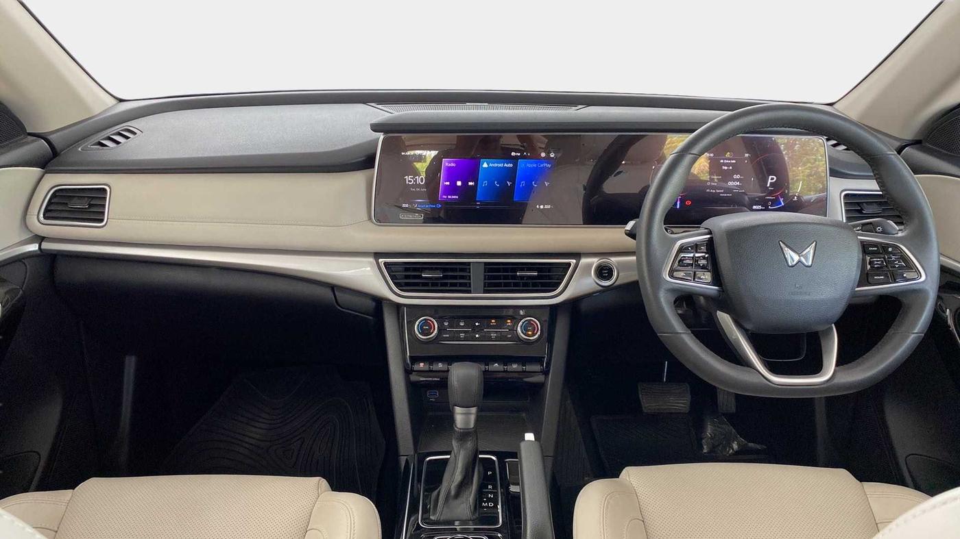 2023 Mahindra XUV700 AX 7 P AT 7 STR, Petrol, Automatic, 8,500 km, Dashboard