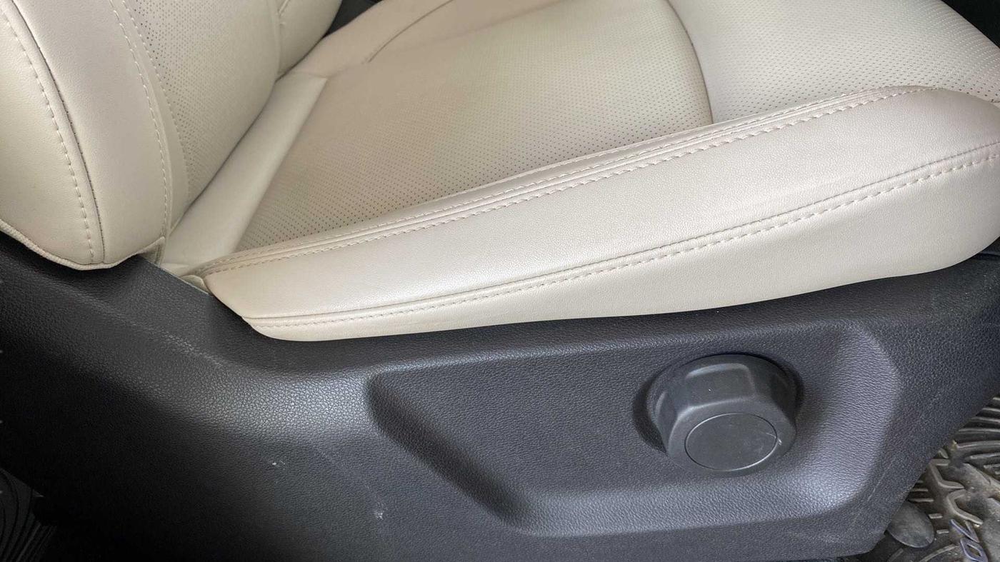 2023 Mahindra XUV700 AX 7 P AT 7 STR, Petrol, Automatic, 8,500 km, Driver Side Adjustment Panel