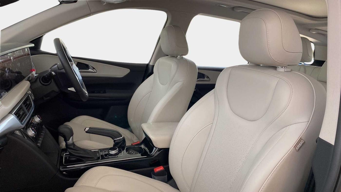 2023 Mahindra XUV700 AX 7 P AT 7 STR, Petrol, Automatic, 8,500 km, Right Side Front Door Cabin