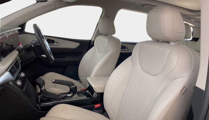 2023 Mahindra XUV700 AX 7 P AT 7 STR, Petrol, Automatic, 8,500 km, Right Side Front Door Cabin