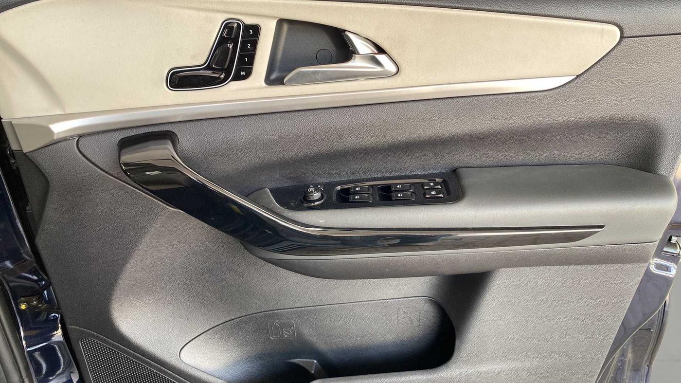 2023 Mahindra XUV700 AX 7 P AT 7 STR, Petrol, Automatic, 8,500 km, Driver Side Door Panels Control
