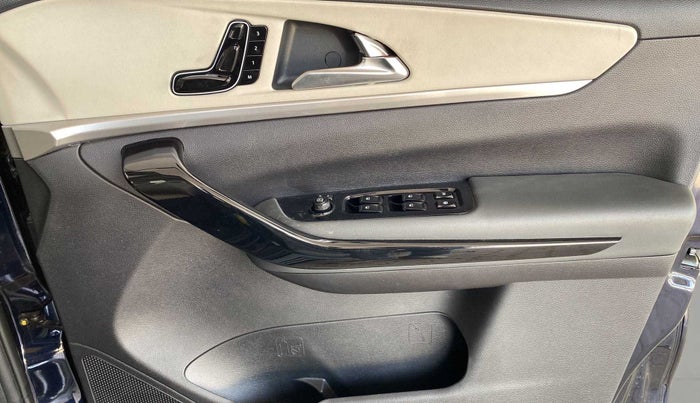 2023 Mahindra XUV700 AX 7 P AT 7 STR, Petrol, Automatic, 8,500 km, Driver Side Door Panels Control